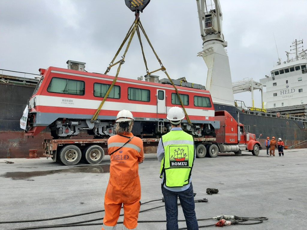 Canarship delivers section of Mayan train to Mexico