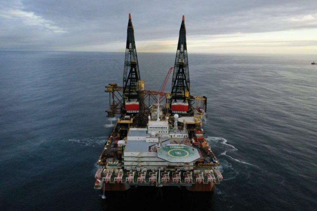 Heerema's Thialf removes Shell's Goldeneye platform