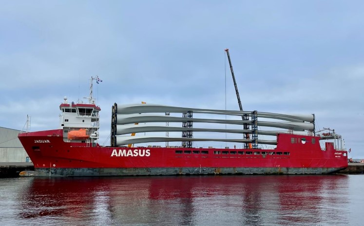 First South Kyle wind turbine blades reach Port of Ayr