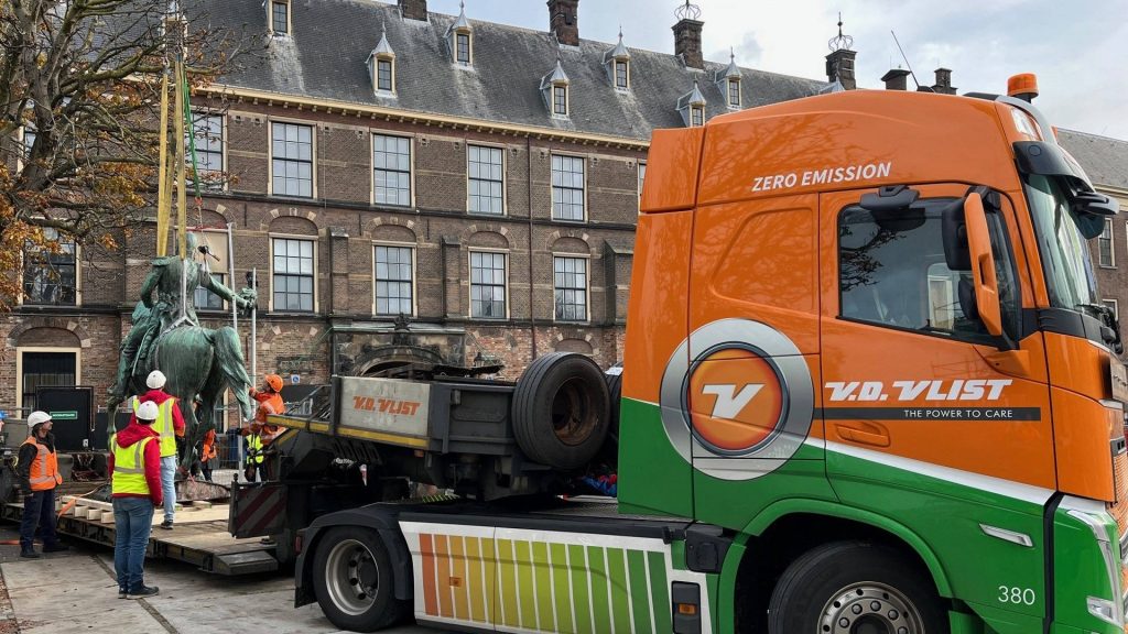 Dutch King's statue moved by Van der Vlist