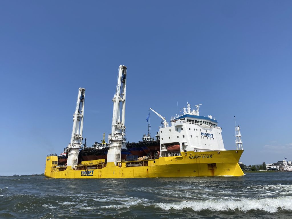 BigLift's Happy Star sails into Rotterdam with ten Damen tugs on board