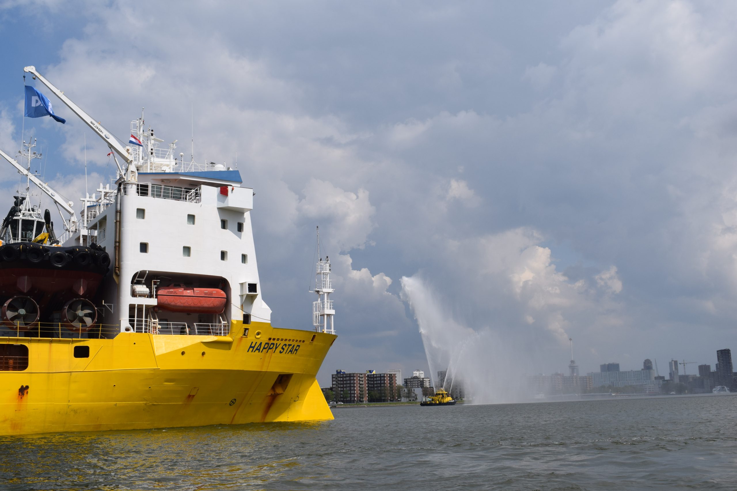 BigLift's Happy Star sails into Rotterdam with ten Damen tugs on board