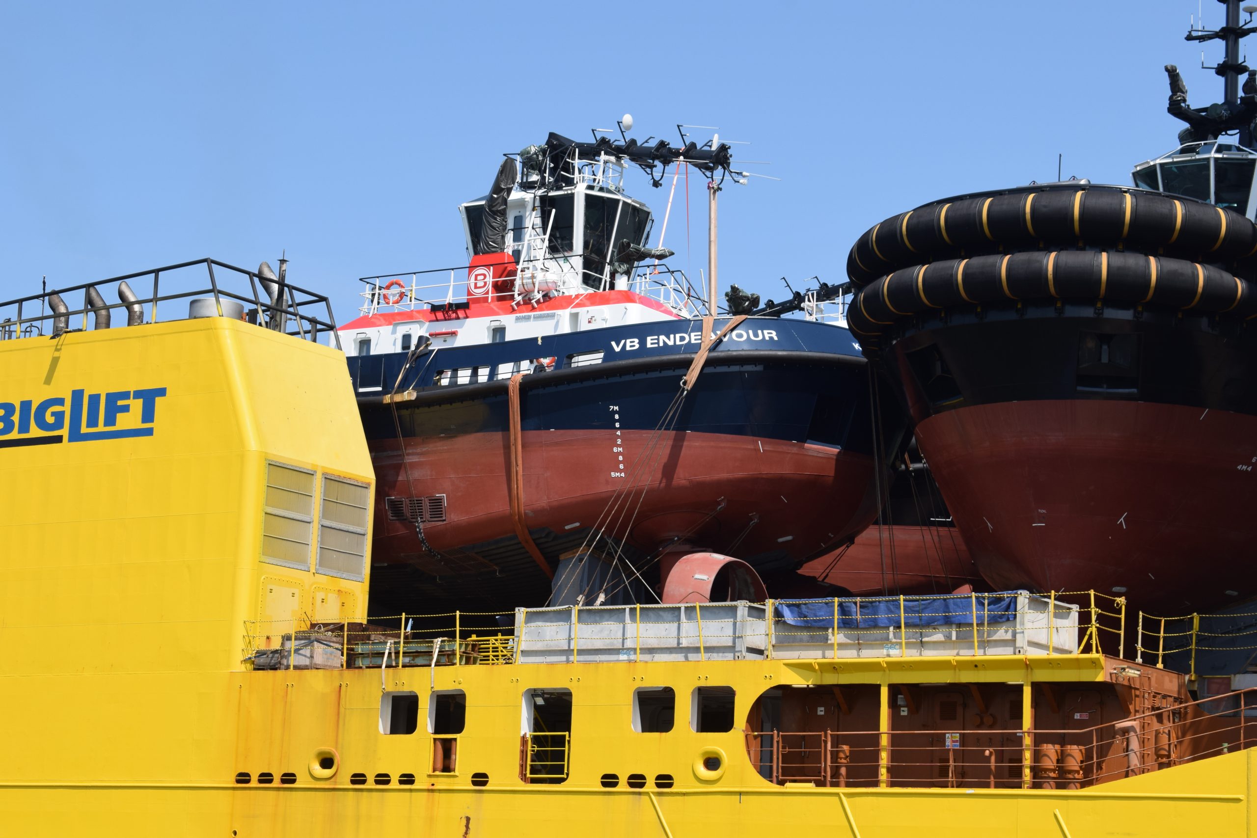 BigLift's Happy Star sails into Rotterdam with ten Damen tugs on board