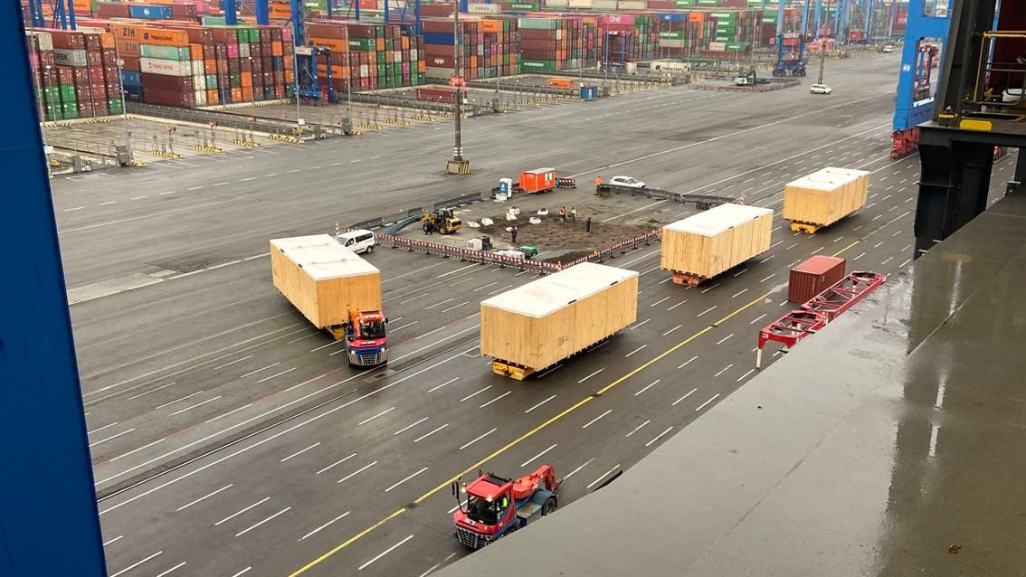 ONE's Megamax loads breakbulk cargo in Hamburg