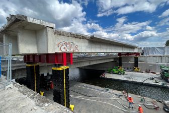 German contractor uses new lifting system for Berlin bridge section removal
