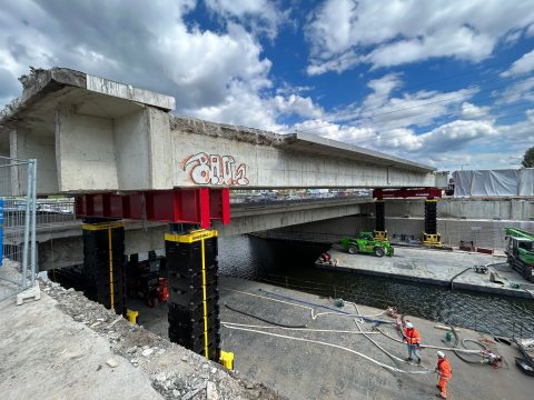 German contractor uses new lifting system for Berlin bridge section removal