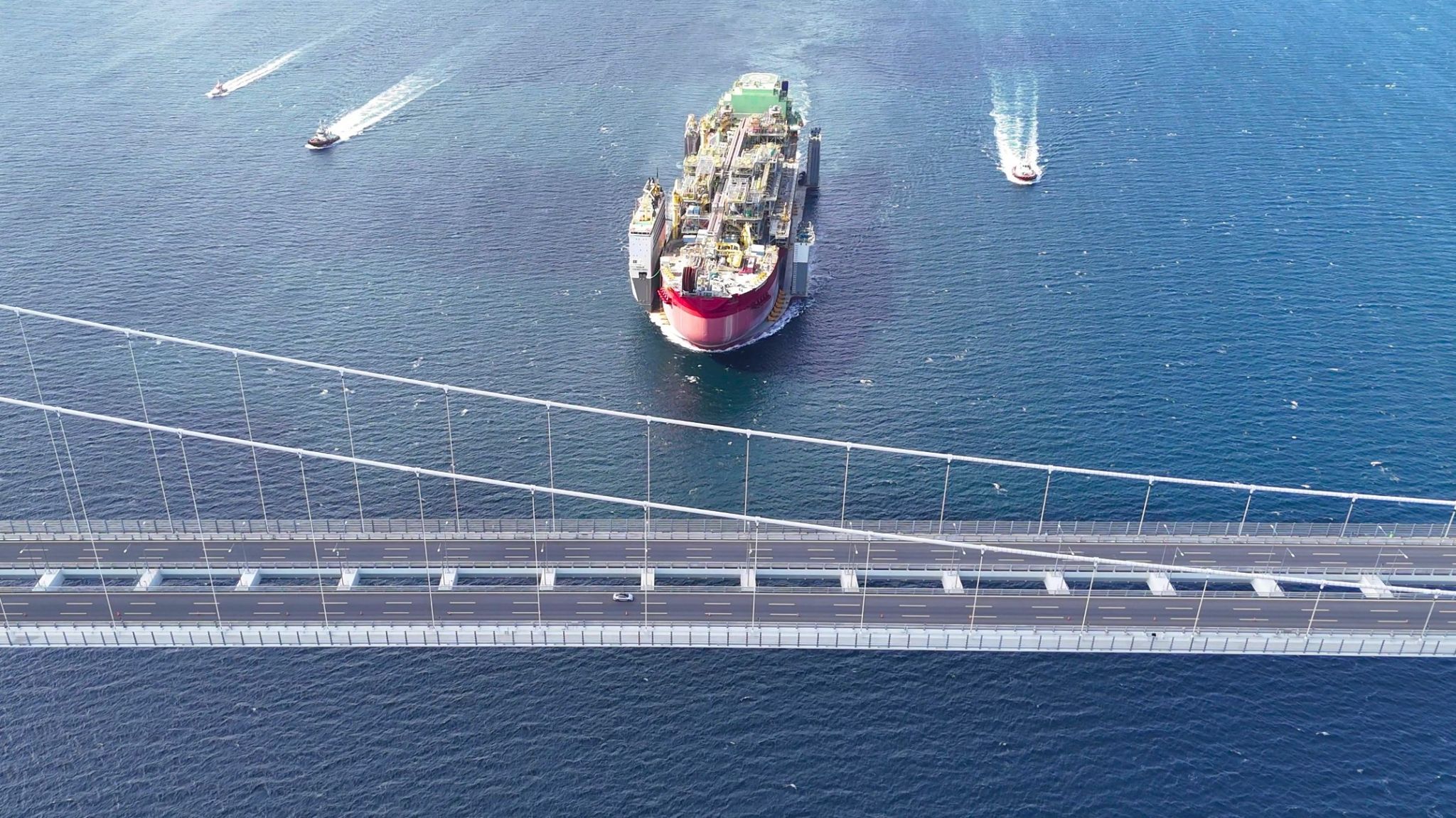 BOKA Vanguard's passage under the Çanakkale 1915 bridge