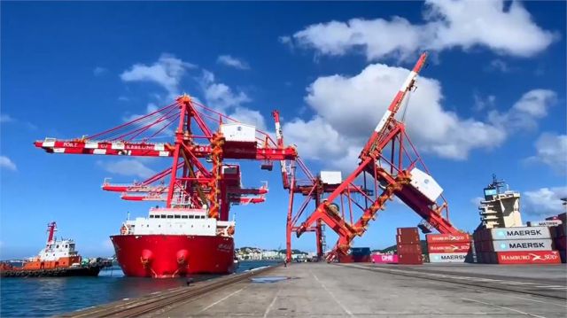 Crane collapses in Keelung Port