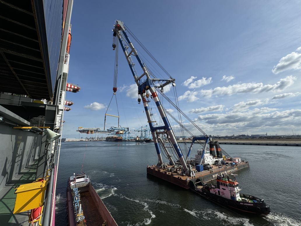 ONE Innovation boxship loads breakbulk cargo in Rotterdam