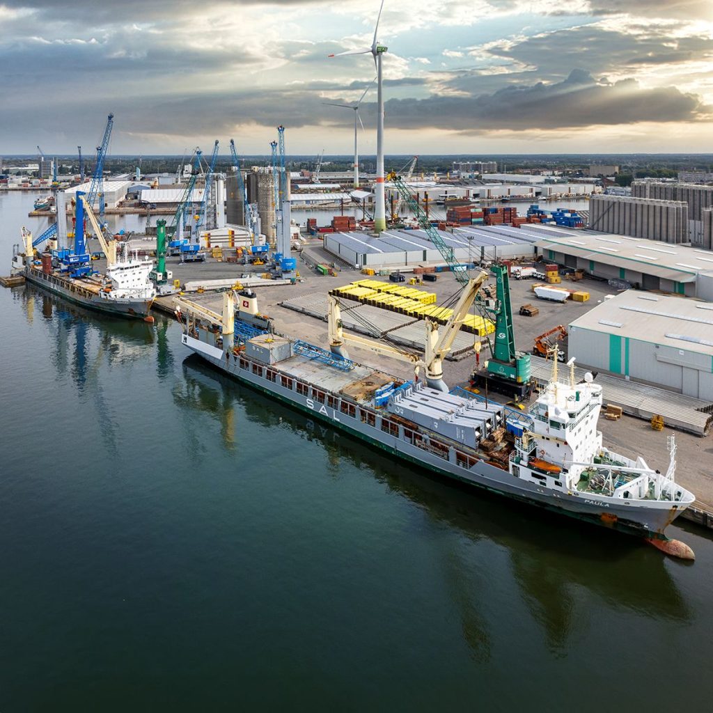 SAL Heavy Lift's MPP pair loads cranes in Antwerp