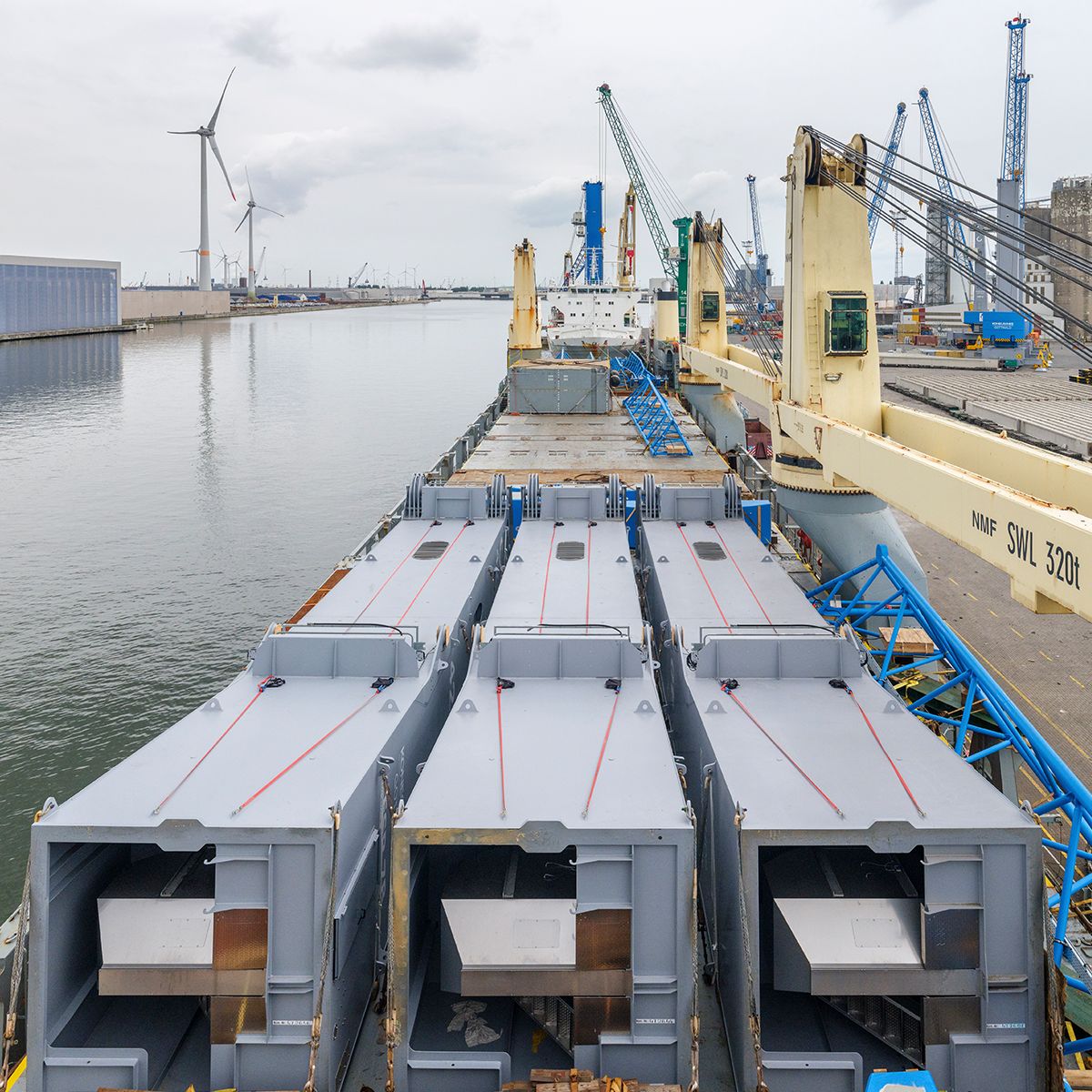 SAL Heavy Lift's MPP pair loads cranes in Antwerp