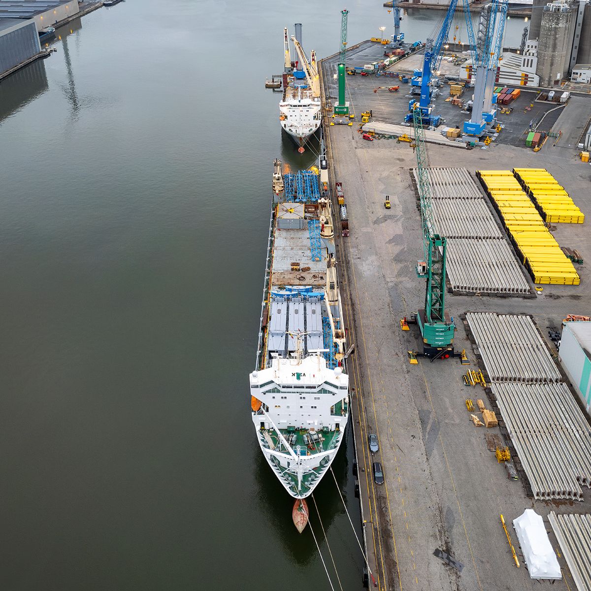 SAL Heavy Lift's MPP pair loads cranes in Antwerp