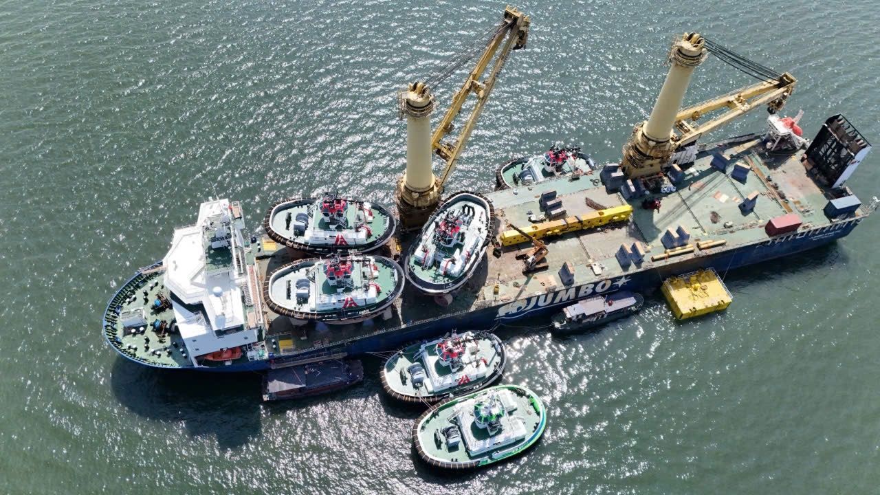 Jumbo Kinetic loads Damen tugs in Halong Bay