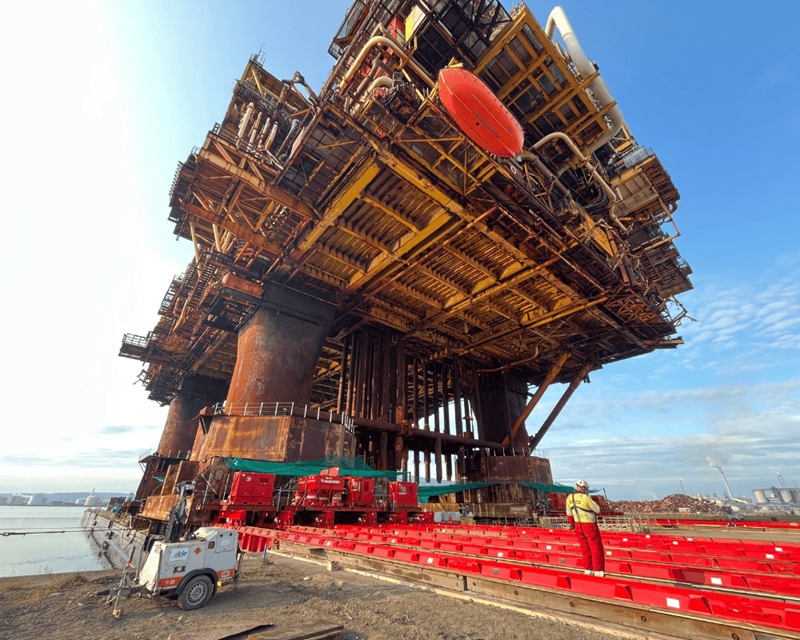 Mammoet skidds Brent Charlie topside onto quayside for decommissioning